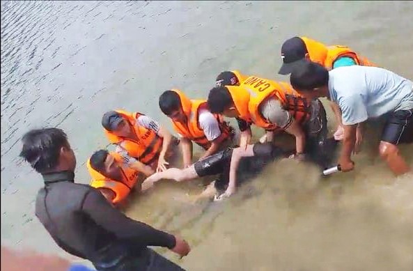Lật xuồng trên hồ đập Đạ Bo, 3 thanh niên chết đuối - ảnh 1