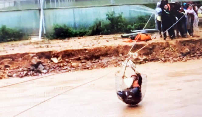 Cảnh sát đu dây giải cứu 41 người bị lũ 'vây' ở Lạc Dương - ảnh 2