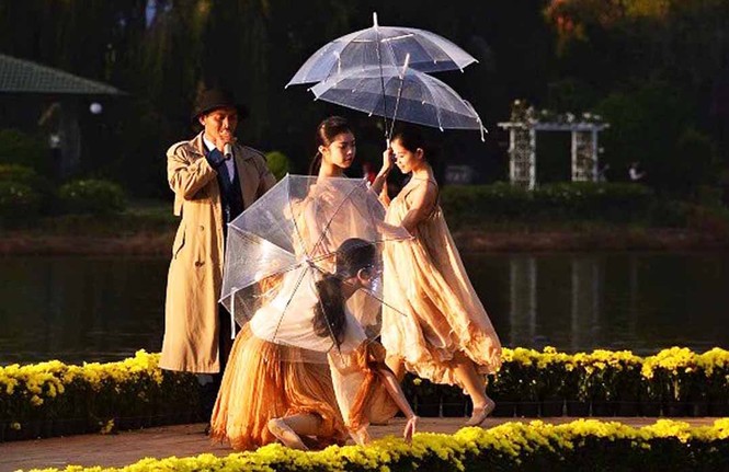Vẻ đẹp tơ lụa Việt Nam khoe sắc giữa thiên nhiên Đà Lạt huyền ảo - ảnh 4