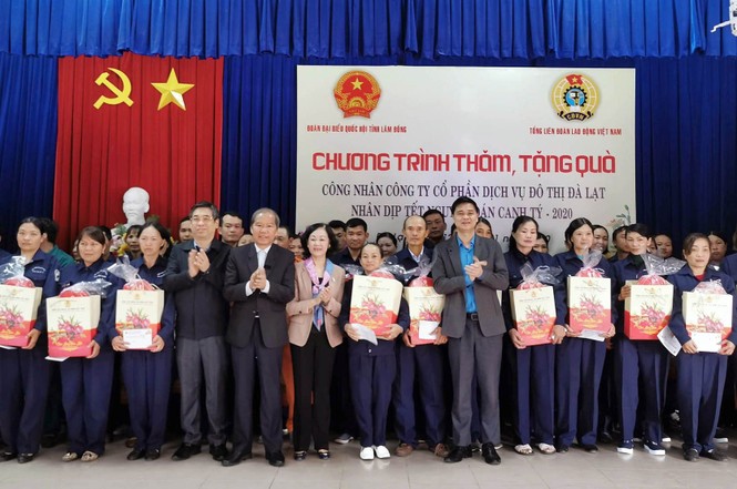 Trưởng Ban Dân vận Trung ương trao quà Tết ở Lâm Đồng - ảnh 1