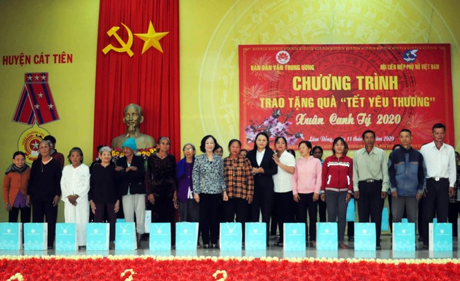 Trưởng Ban Dân vận Trung ương trao quà Tết ở Lâm Đồng - ảnh 2