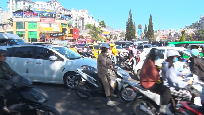 Du khách nườm nượp đổ về Đà Lạt, kẹt xe cục bộ ở nhiều tuyến đường - ảnh 2