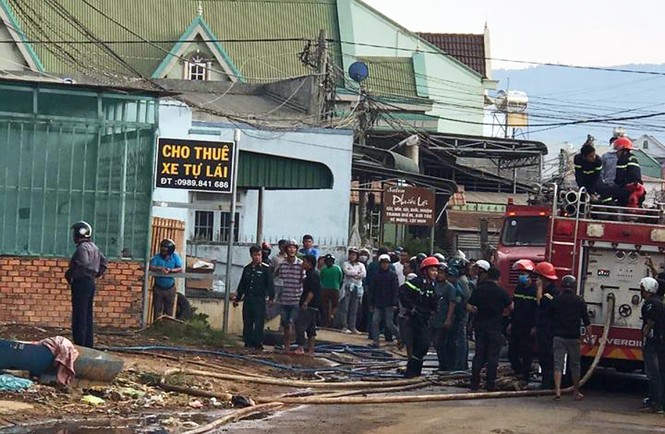 Kho bãi chứa lốp ô tô cháy dữ dội, khu dân cư náo loạn - ảnh 2