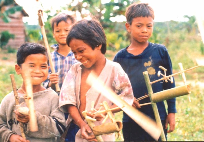 Nghỉ học vì dịch cúm, trẻ em nghèo vùng sâu theo người lớn đi hái 'lộc trời' - ảnh 5