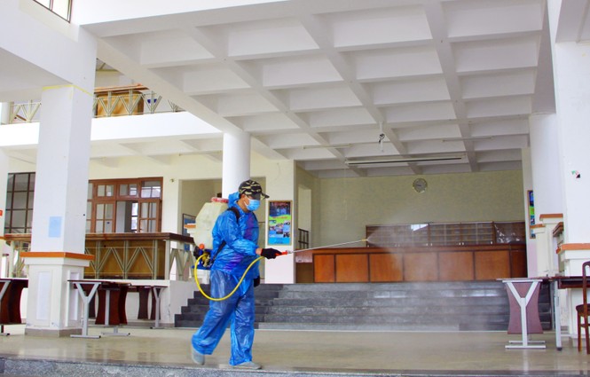 Đà Lạt: Phát miễn phí khẩu trang, dung dịch diệt khuẩn cho sinh viên - ảnh 1