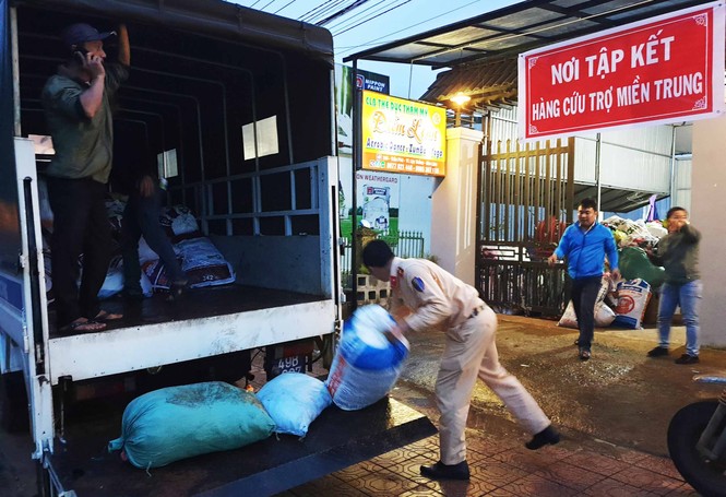 Nhiều chuyến xe yêu thương của tuổi trẻ đã đến miền Trung - ảnh 1