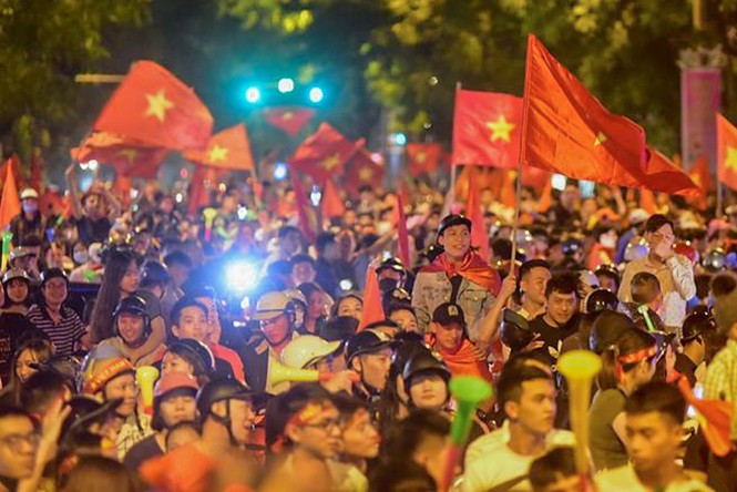 CĐV ùn ùn xuống đường, đốt pháo sáng rực trời mừng chiến thắng - ảnh 1