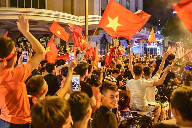 CĐV ùn ùn xuống đường, đốt pháo sáng rực trời mừng chiến thắng - ảnh 5