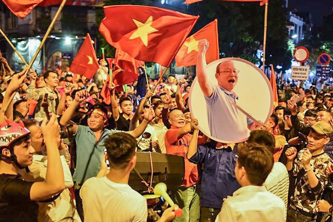 CĐV ùn ùn xuống đường, đốt pháo sáng rực trời mừng chiến thắng - ảnh 6