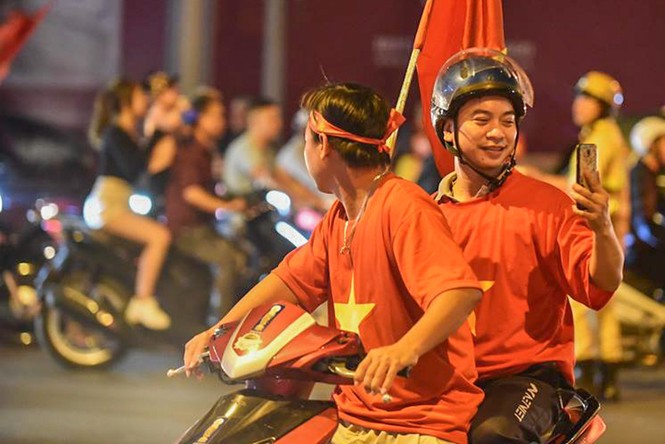 CĐV ùn ùn xuống đường, đốt pháo sáng rực trời mừng chiến thắng - ảnh 7