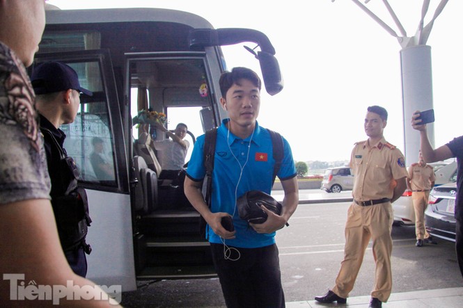 Hình ảnh tuyển Việt Nam sang Malaysia đá chung kết AFF Cup - ảnh 2