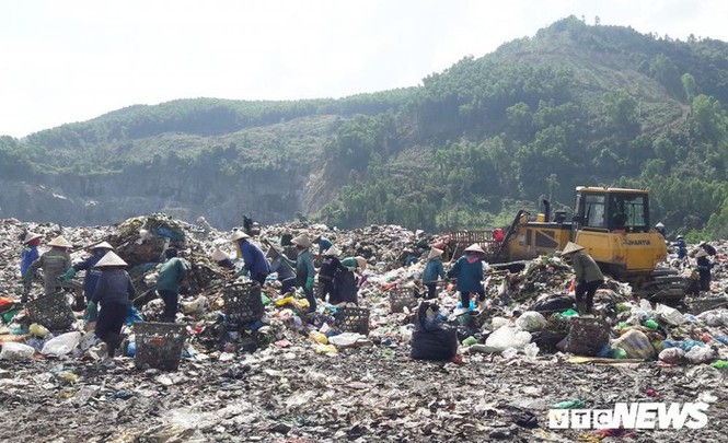 Phận người 'bới rác tìm cơm' tại bãi rác lớn nhất Đà Nẵng - ảnh 6