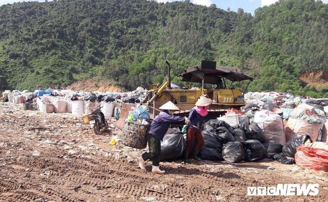 Phận người 'bới rác tìm cơm' tại bãi rác lớn nhất Đà Nẵng - ảnh 4