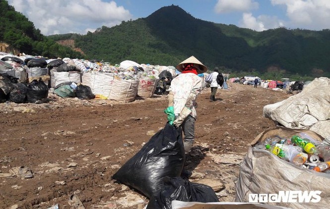 Phận người 'bới rác tìm cơm' tại bãi rác lớn nhất Đà Nẵng - ảnh 3