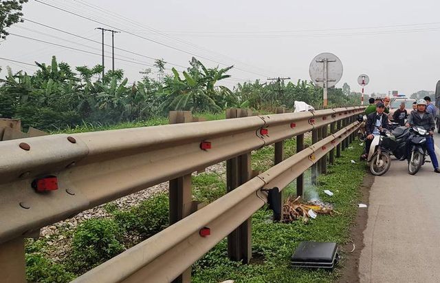 Băng qua đường ngang dân sinh, hai vợ chồng bị tàu đâm tử vong - ảnh 1
