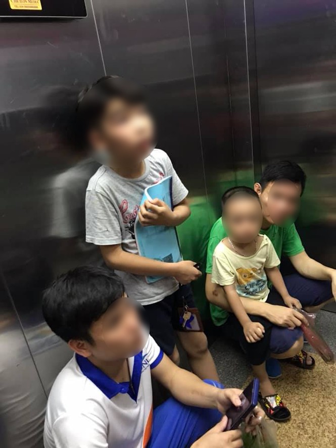 6 cư dân bị 'nhốt' gần 1 tiếng trong thang máy chung cư Hà Nội - ảnh 1