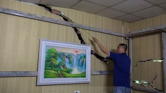 Vụ nhà nứt toác cạnh dự án chung cư: Dân kêu, chủ đầu tư chỉ hứa hẹn - ảnh 1