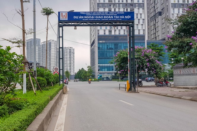 Cư dân xuống đường băng rôn vì 'nhồi' thêm bệnh viện vào khu đô thị - ảnh 5