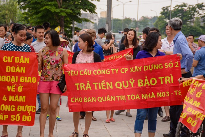 Cư dân xuống đường băng rôn vì 'nhồi' thêm bệnh viện vào khu đô thị - ảnh 3