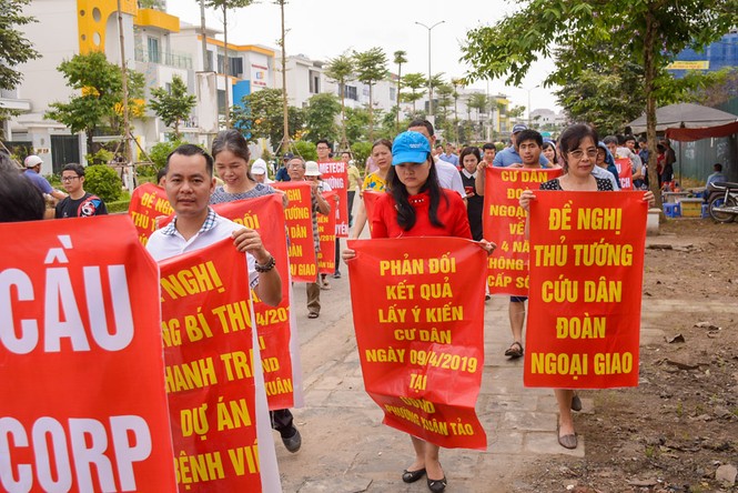Cư dân xuống đường băng rôn vì 'nhồi' thêm bệnh viện vào khu đô thị - ảnh 4