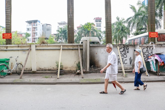 Hà Nội: Thản nhiên ngồi trà đá dưới bức tường 'chờ' sập - ảnh 12