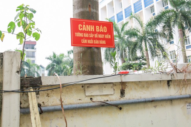 Hà Nội: Thản nhiên ngồi trà đá dưới bức tường 'chờ' sập - ảnh 8