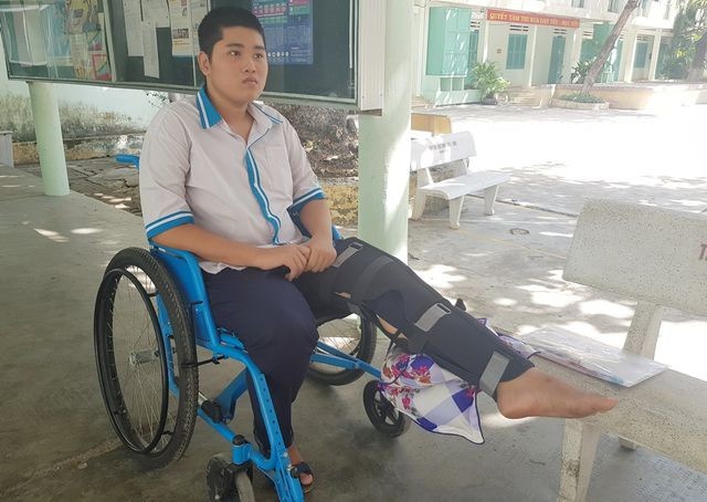 Nam sinh gãy chân, ngồi xe lăn vẫn không bỏ thi THPT quốc gia - ảnh 1
