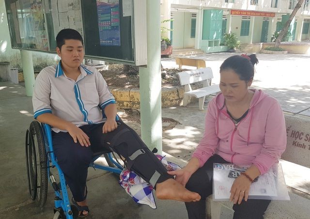 Nam sinh gãy chân, ngồi xe lăn vẫn không bỏ thi THPT quốc gia - ảnh 2