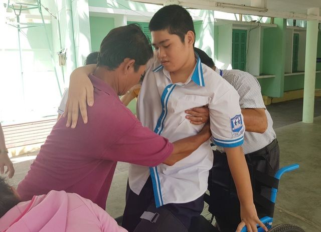 Nam sinh gãy chân, ngồi xe lăn vẫn không bỏ thi THPT quốc gia - ảnh 3
