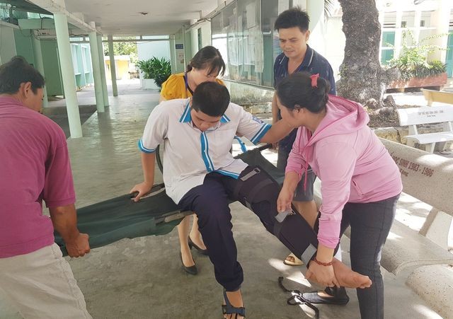 Nam sinh gãy chân, ngồi xe lăn vẫn không bỏ thi THPT quốc gia - ảnh 4