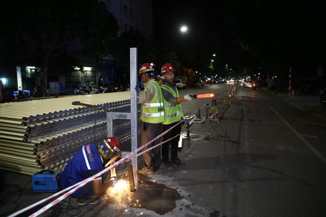 Quây rào tôn trên phố Trần Hưng Đạo để thi công nhà ga ngầm S12 - ảnh 7