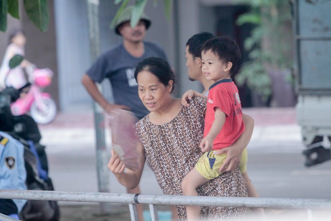 Lắp thêm 'mắt thần' theo dõi sau vụ cá Koi trên sông Tô Lịch đột ngột chết - ảnh 9