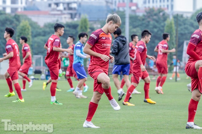 Công Phượng 'tình tứ' với Tuấn Anh trên sân tập tuyển Việt Nam - ảnh 12