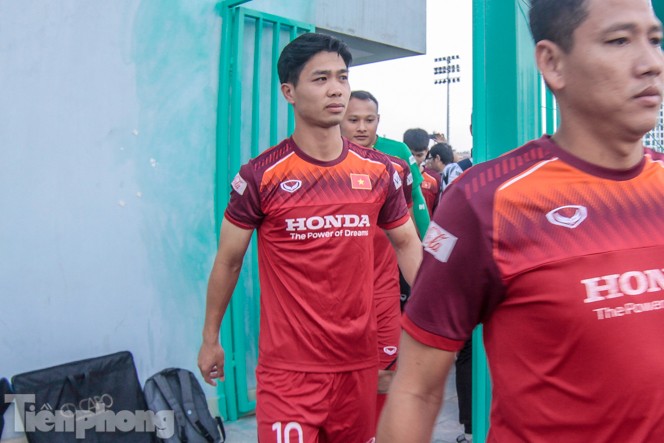Công Phượng 'tình tứ' với Tuấn Anh trên sân tập tuyển Việt Nam - ảnh 1