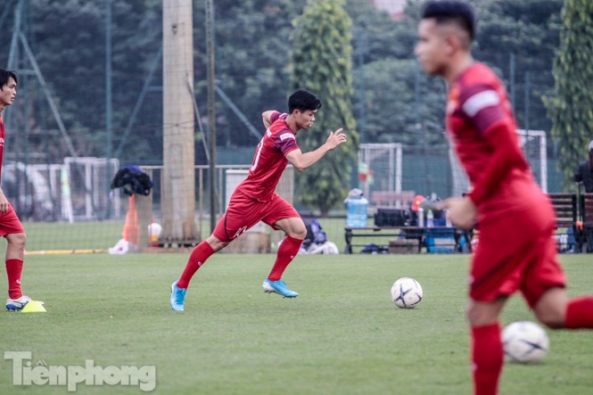 Công Phượng 'tình tứ' với Tuấn Anh trên sân tập tuyển Việt Nam - ảnh 8