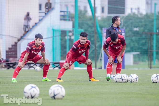 Công Phượng 'tình tứ' với Tuấn Anh trên sân tập tuyển Việt Nam - ảnh 9