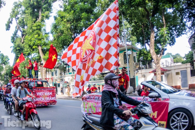 CĐV nhuộm đỏ phố phường, tiếp lửa cho tuyển Việt Nam - ảnh 11