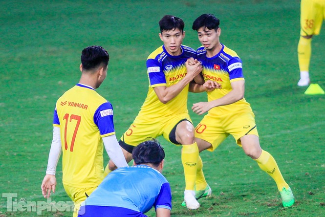 Công Phượng, Văn Hậu 'cặp kè' trước trận gặp Thái Lan - ảnh 12