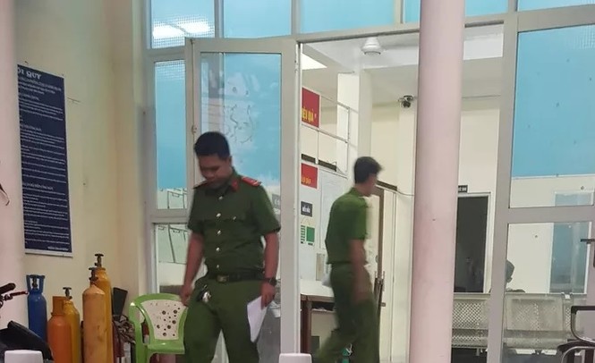 Cha dượng dọa ném con gái của vợ xuống sông Sài Gòn để đòi tiền - ảnh 1