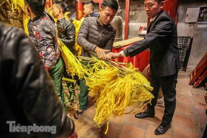 Cảnh tranh cướp lộc hoa tre tái diễn, bàn lễ bị xô đổ ở hội Gióng - ảnh 3