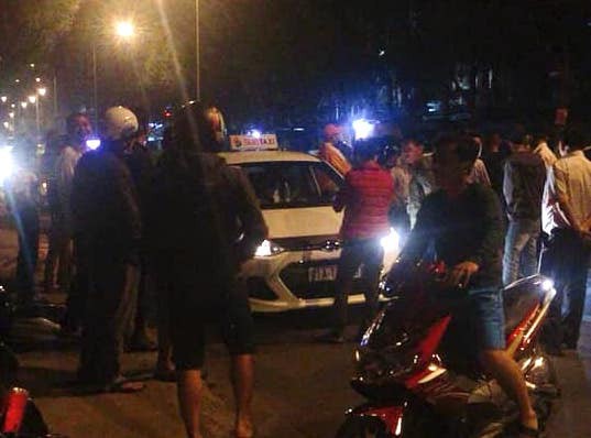 Bí ẩn nguyên nhân tài xế taxi bị đâm thủng phổi trước cổng bệnh viện - ảnh 1