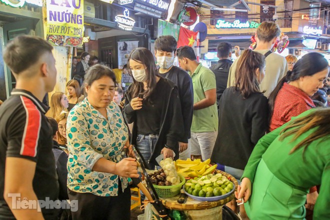Giữa 'điểm nóng' Covid -19, phố Tây Tạ Hiện vẫn nhộn nhịp cuối tuần - ảnh 12