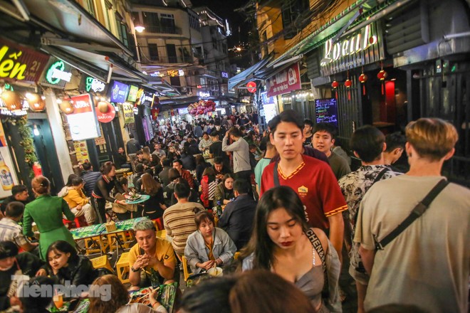 Giữa 'điểm nóng' Covid -19, phố Tây Tạ Hiện vẫn nhộn nhịp cuối tuần - ảnh 2
