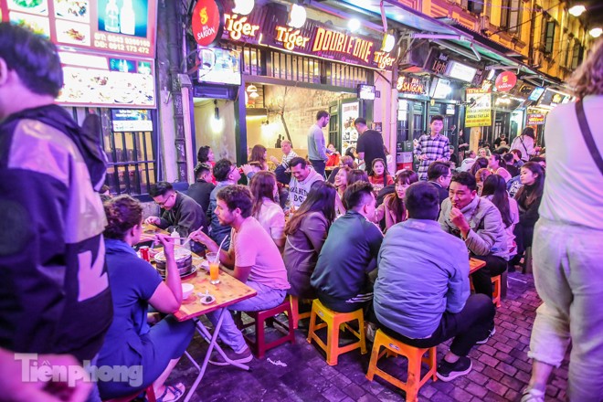 Giữa 'điểm nóng' Covid -19, phố Tây Tạ Hiện vẫn nhộn nhịp cuối tuần - ảnh 7
