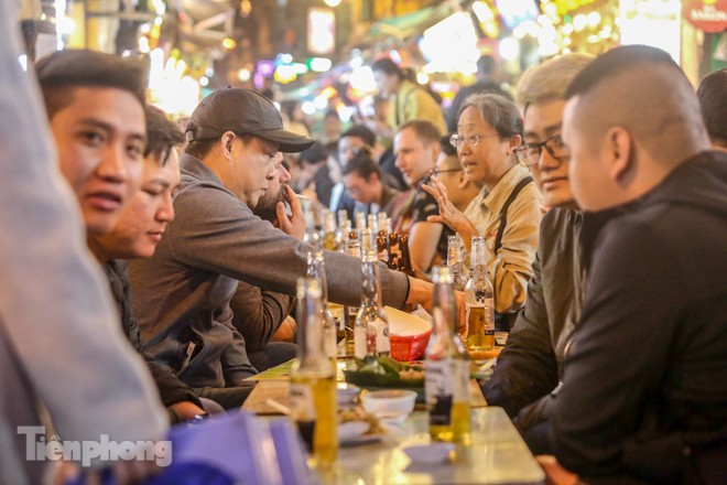 Giữa 'điểm nóng' Covid -19, phố Tây Tạ Hiện vẫn nhộn nhịp cuối tuần - ảnh 9