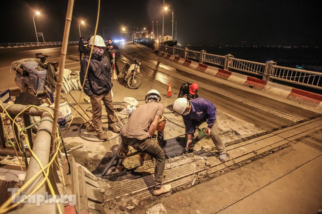 Công nhân 'trắng đêm' sửa chữa mặt cầu Vĩnh Tuy - ảnh 1