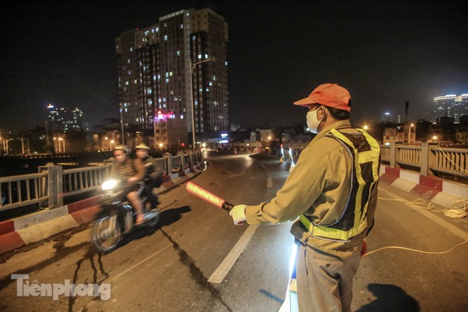 Công nhân 'trắng đêm' sửa chữa mặt cầu Vĩnh Tuy - ảnh 4