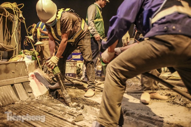 Công nhân 'trắng đêm' sửa chữa mặt cầu Vĩnh Tuy - ảnh 6