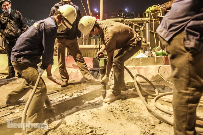 Công nhân 'trắng đêm' sửa chữa mặt cầu Vĩnh Tuy - ảnh 8