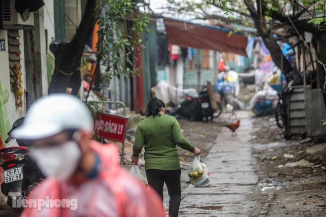 Phát thực phẩm miễn phí cho người dân khu cách ly - ảnh 10